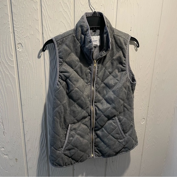 Old Navy Women’s Quilted Zip-Up Vest - Picture 3 of 6